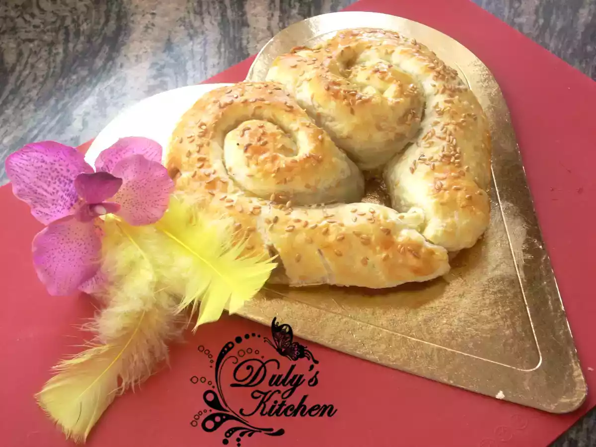 Hojaldre con queso, membrillo y cebolla caramelizada