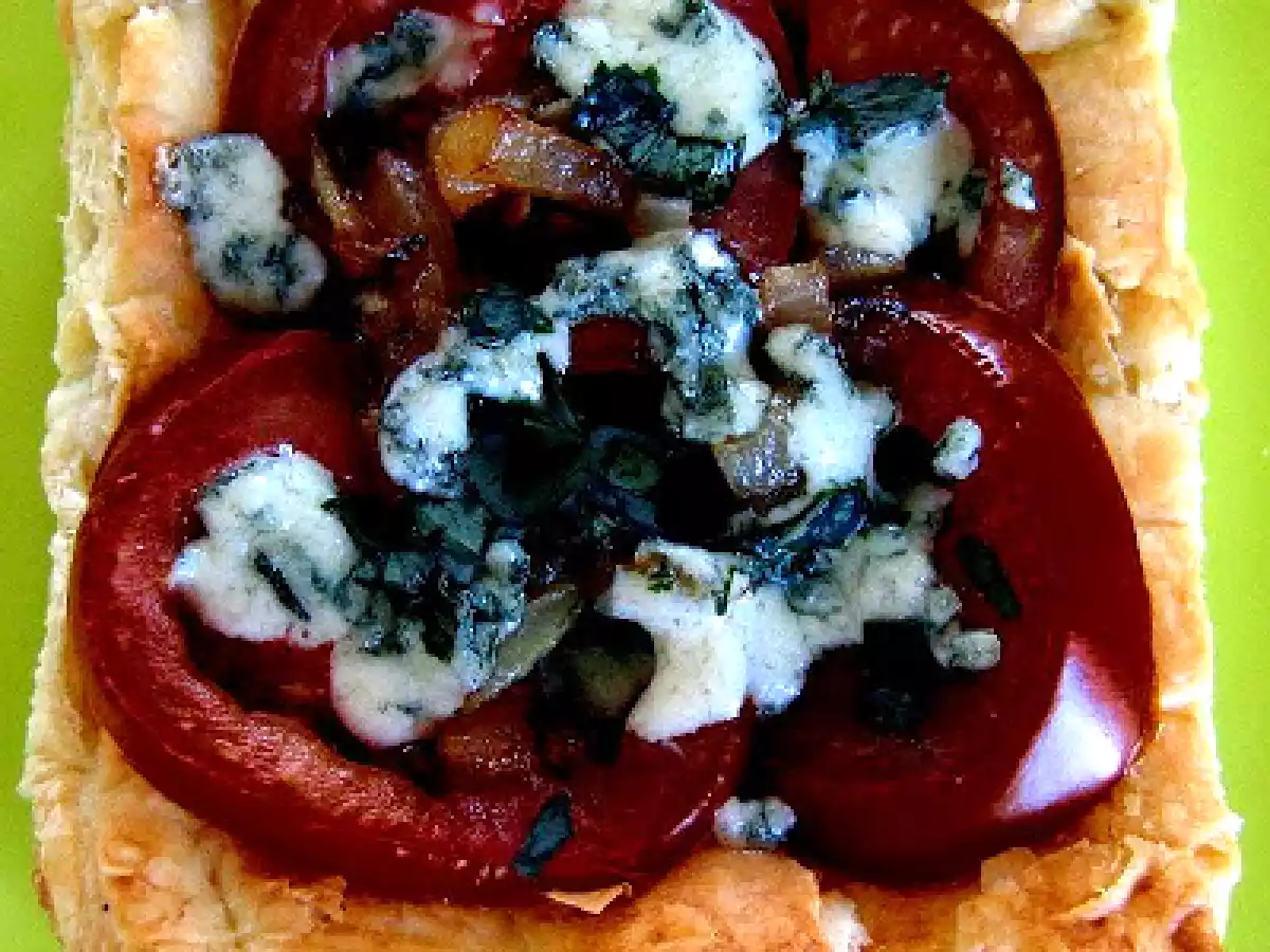 Hojaldre con tomate y gorgonzola