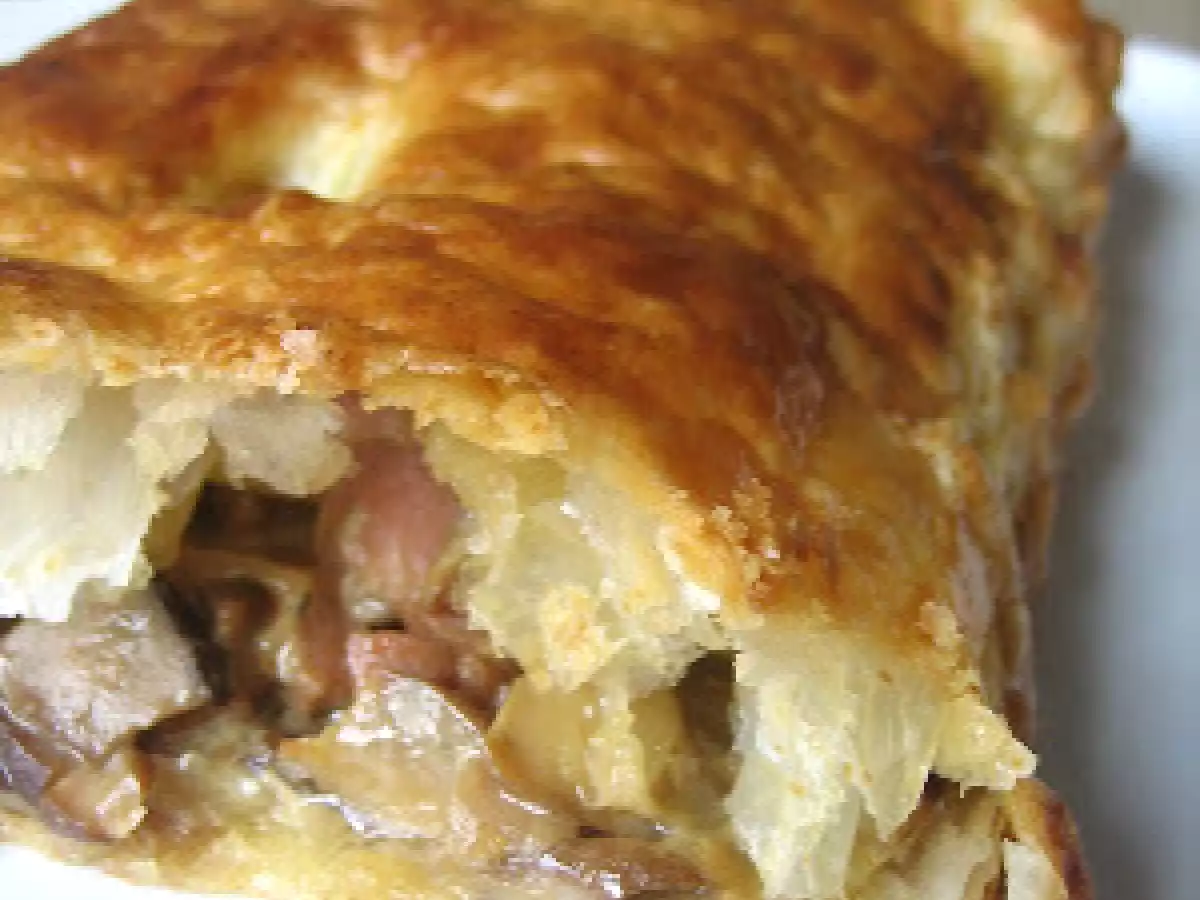 Hojaldre de boletus, jamón serrano y salsa de queso azul