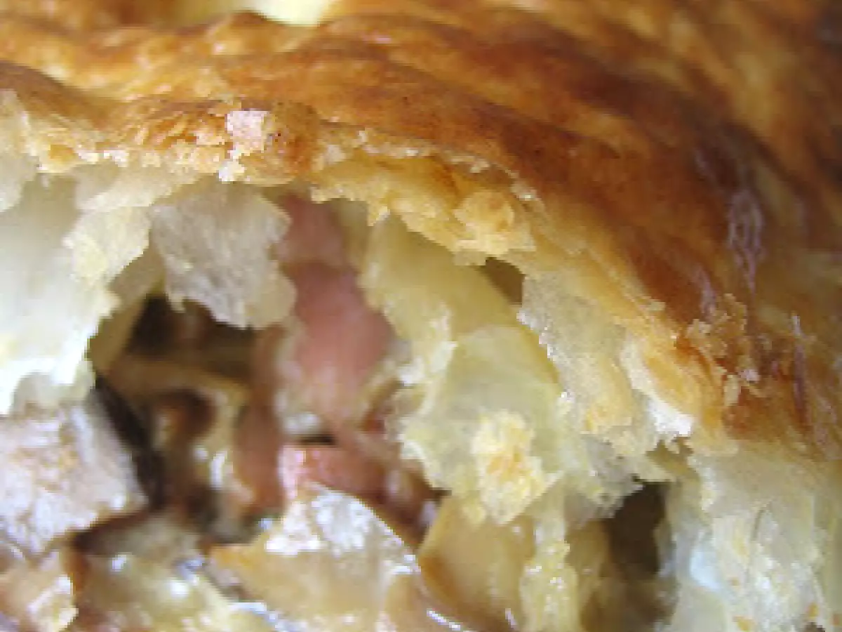 Hojaldre de boletus, jamón serrano y salsa de queso azul - foto 2