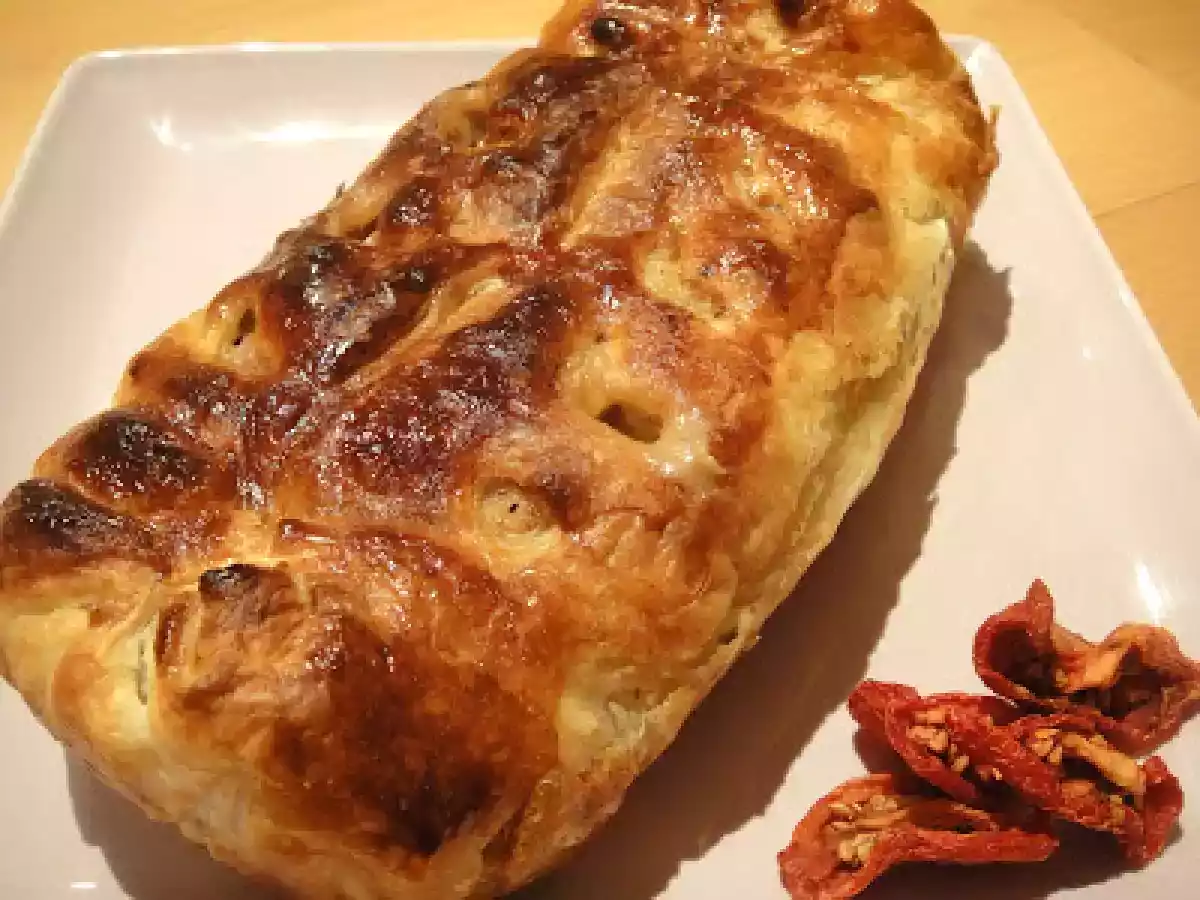 Hojaldre de butifarra fresca, champiñones y tomates secos