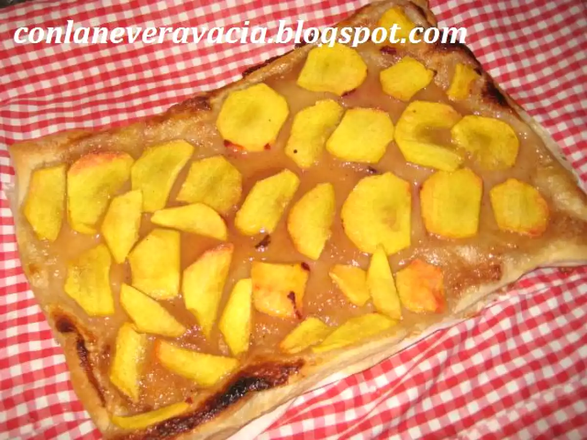 HOJALDRE DE NECTARINA Y MERMELADA DE PLÁTANO