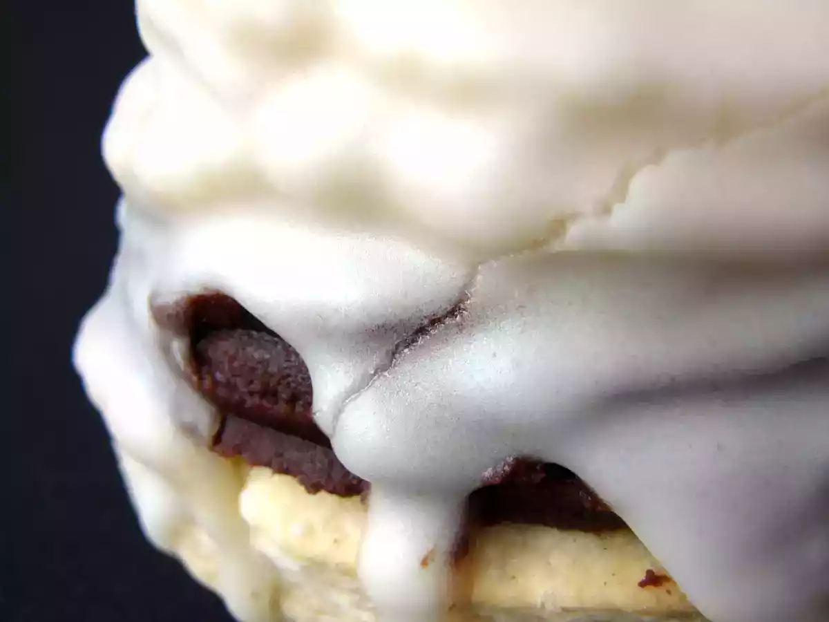 Hojaldre glaseado relleno de trufa de chocolate