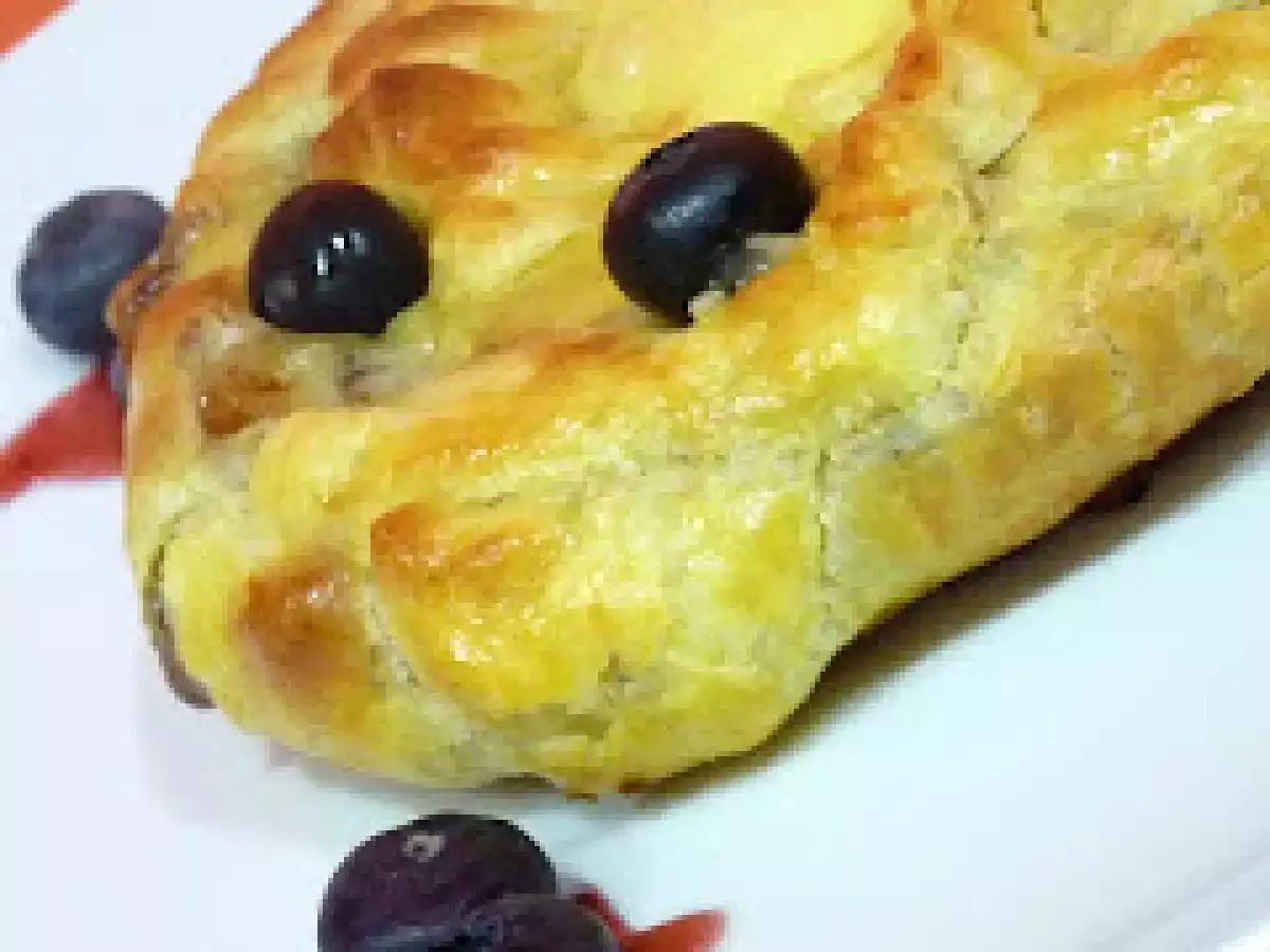 Hojaldre relleno de camembert y mermelada de arándanos