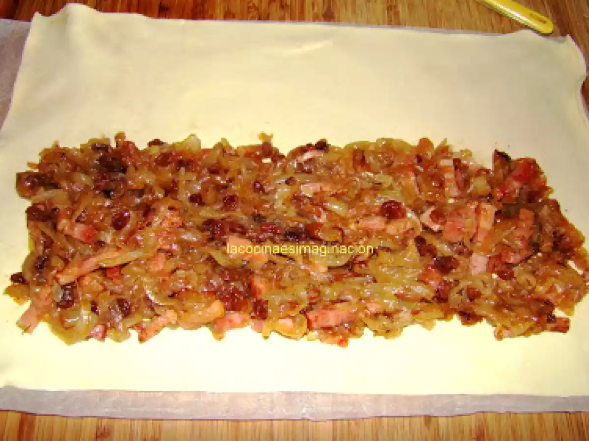 Hojaldre relleno de cebolla, bacon y uvas pasas