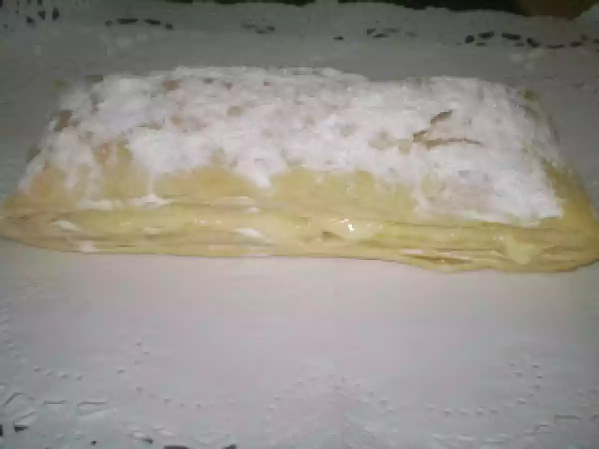 HOJALDRE RELLENO DE CREMA