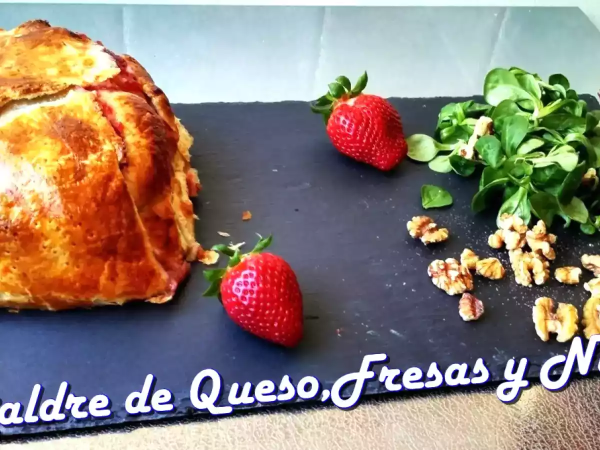 Hojaldre Relleno de Queso, Fresas y Nueces