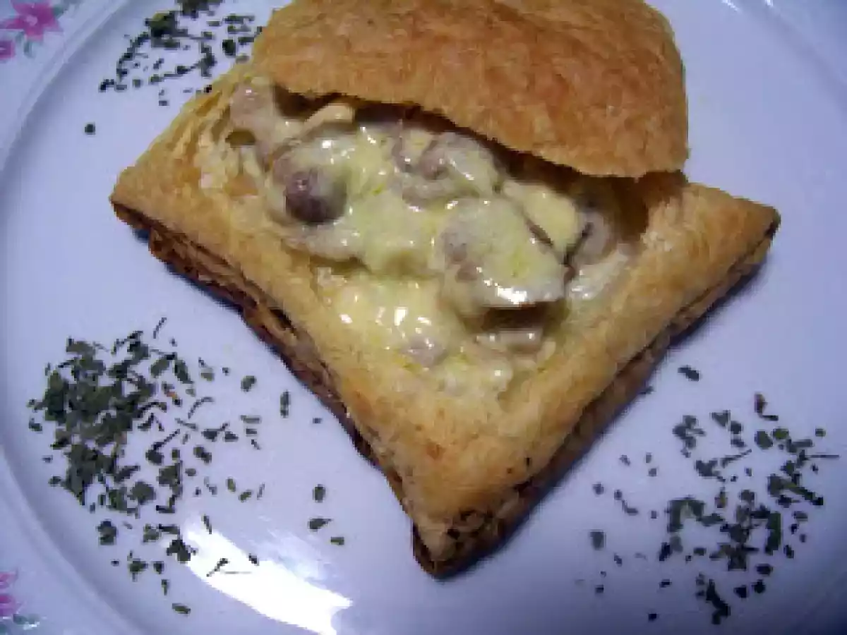 Hojaldre relleno de setas y gambas