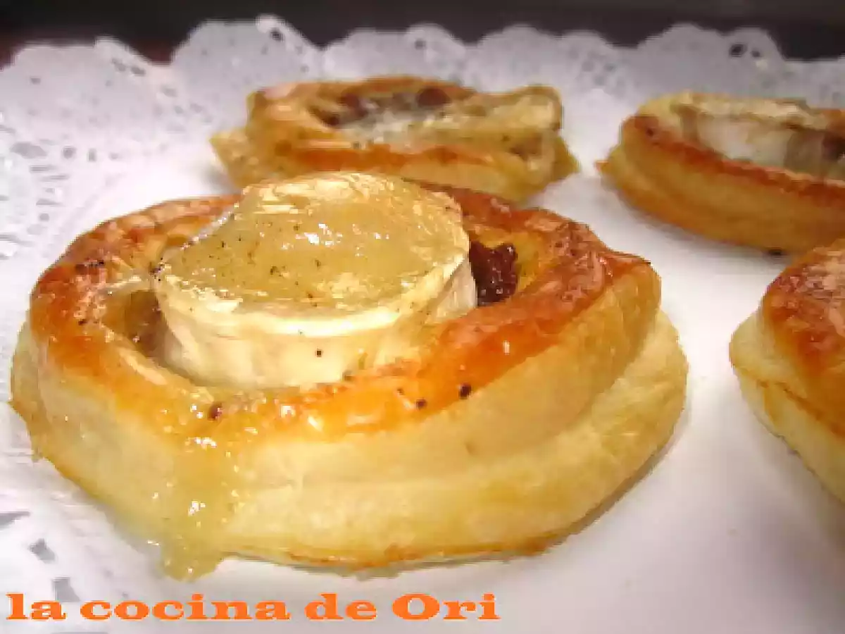 Hojaldres con cebolla caramelizada y rulo de queso de cabra