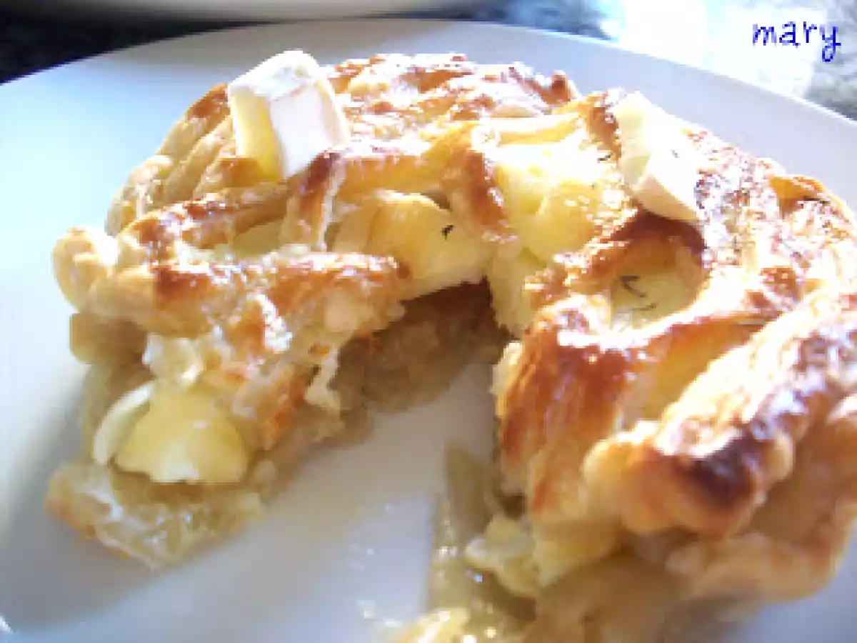 Hojaldres de queso brie y cebolla caramelizada