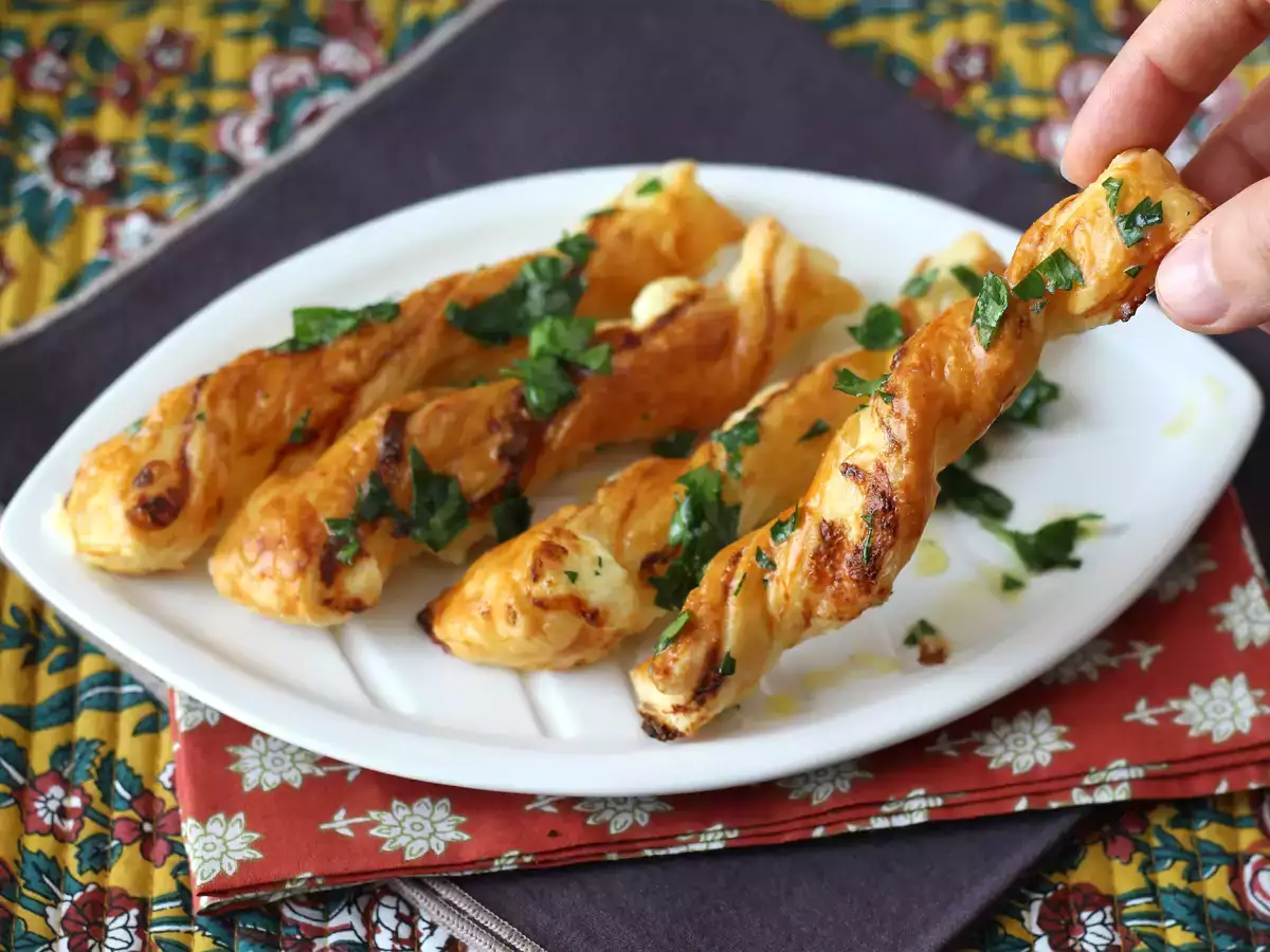 Hojaldres trenzados con queso y mantequilla de ajo y perejil en freidora de aire - foto 3