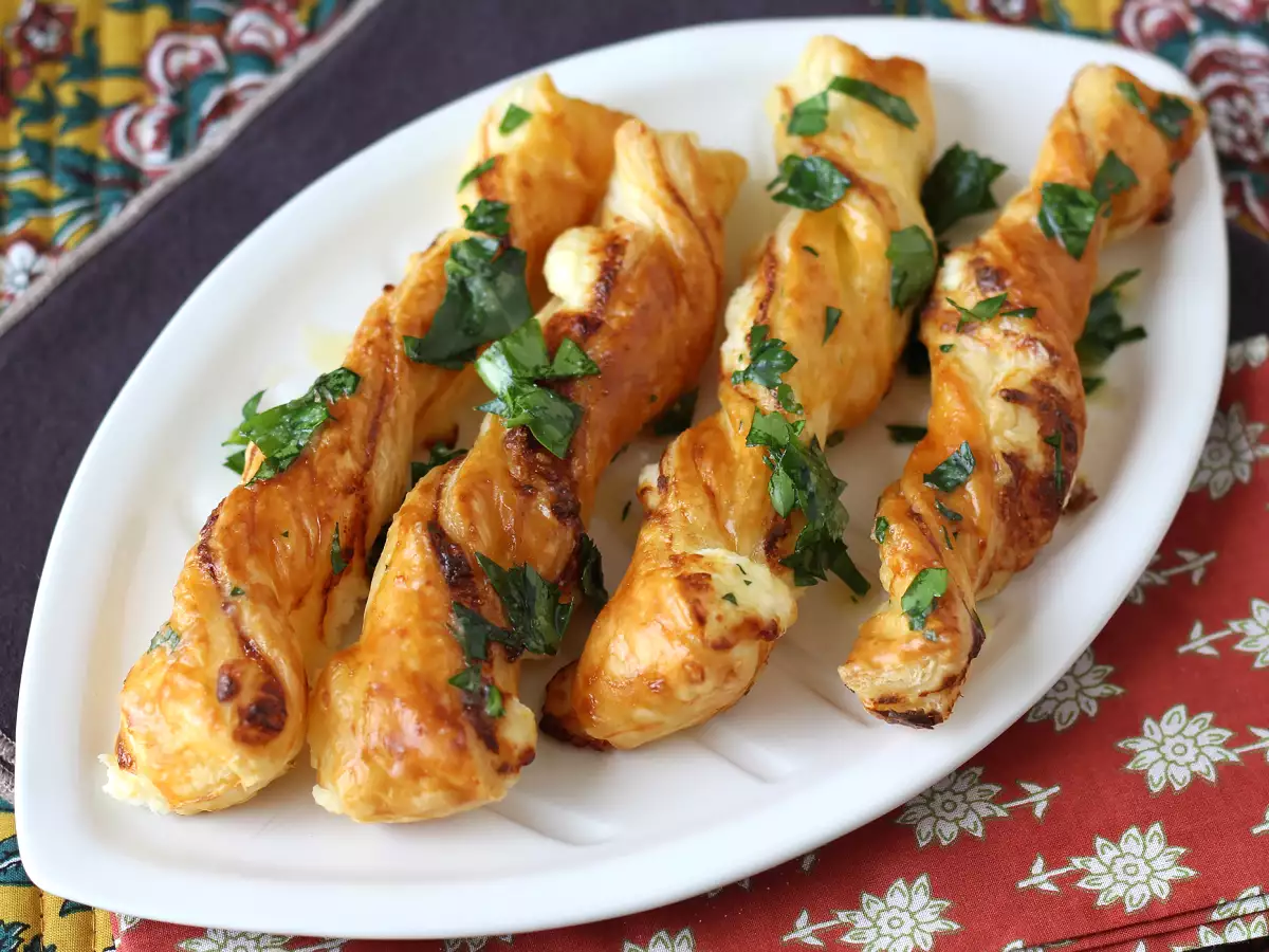 Hojaldres trenzados con queso y mantequilla de ajo y perejil en freidora de aire - foto 4