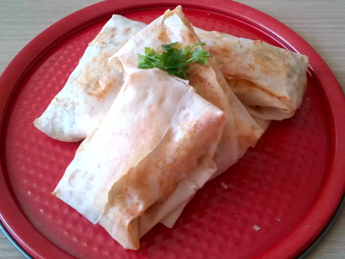 Hojas de brick rellenas con atún y calabacín.