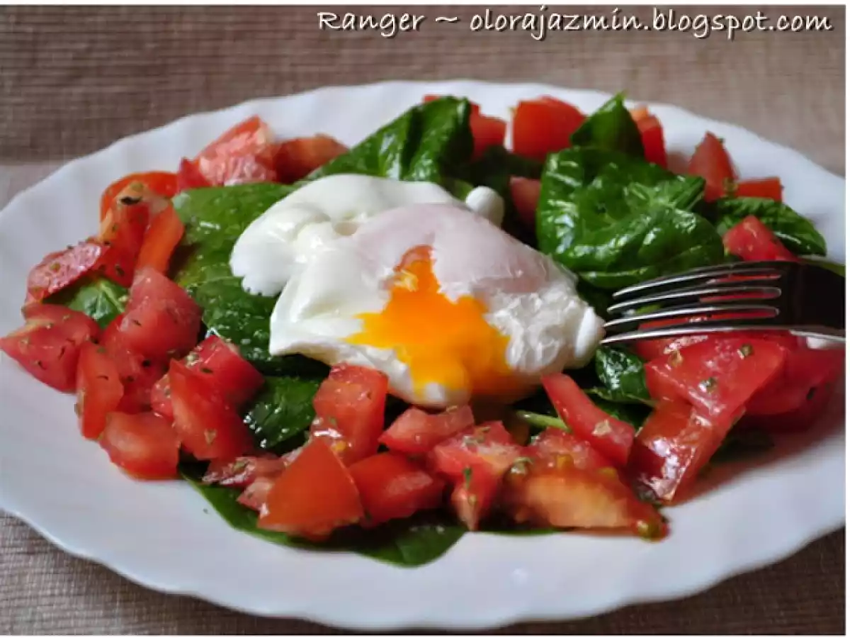 Huevo escalfado sobre lecho de brotes de espinacas