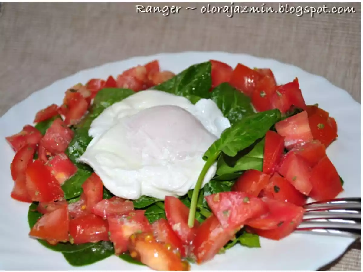 Huevo escalfado sobre lecho de brotes de espinacas - foto 2