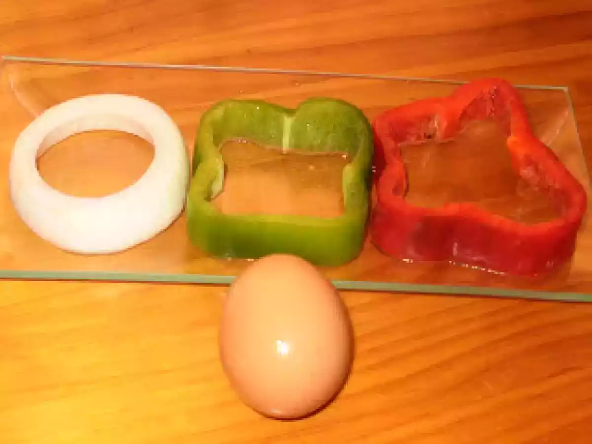 Huevo frito con pimientos y cebolla - foto 2