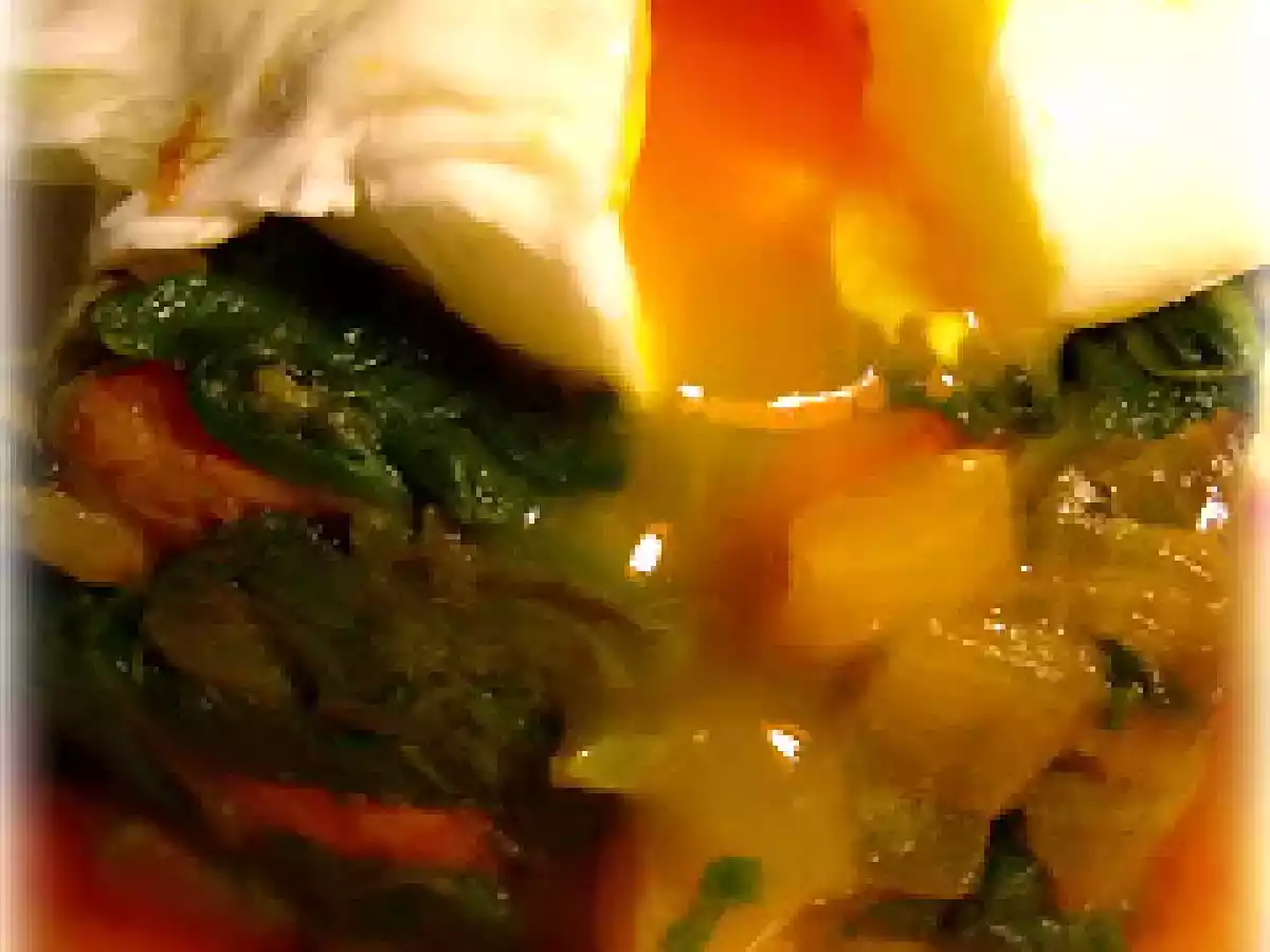 Huevo poché sobre salteado de espinacas con chorizo de Jaén - foto 2