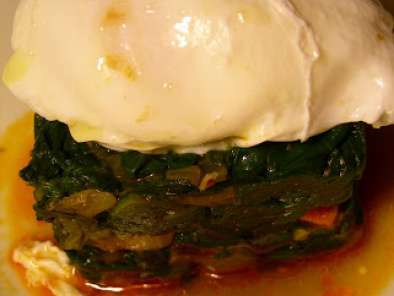 Huevo poché sobre salteado de espinacas con chorizo de Jaén