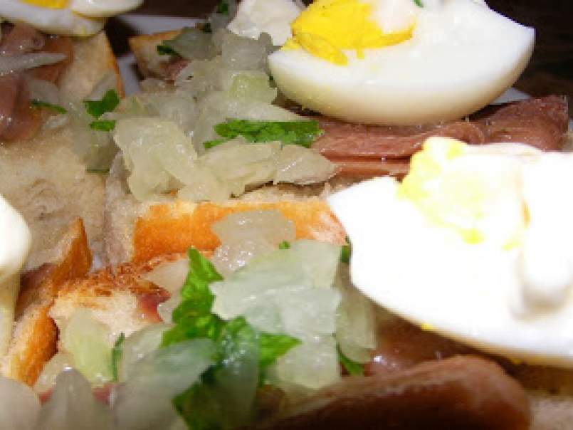 Huevo sobre anchoa con cebolla y perejil en tan solo 3 pasos (Conservas serrats) - foto 3