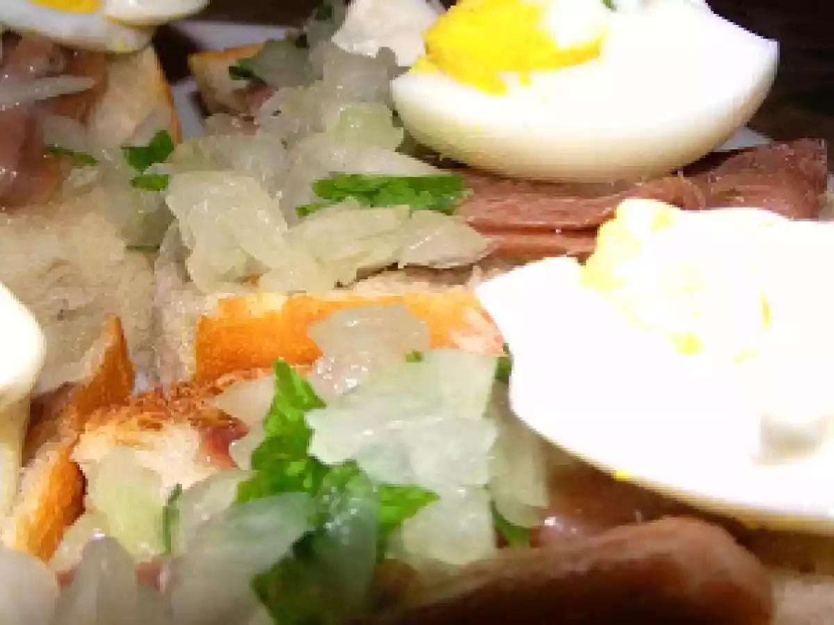 Huevo sobre anchoa con cebolla y perejil en tan solo 3 pasos (Conservas serrats) - foto 3