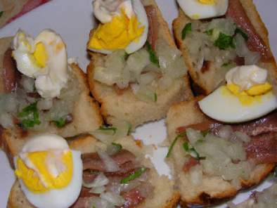 Huevo sobre anchoa con cebolla y perejil en tan solo 3 pasos (Conservas serrats) - foto 2