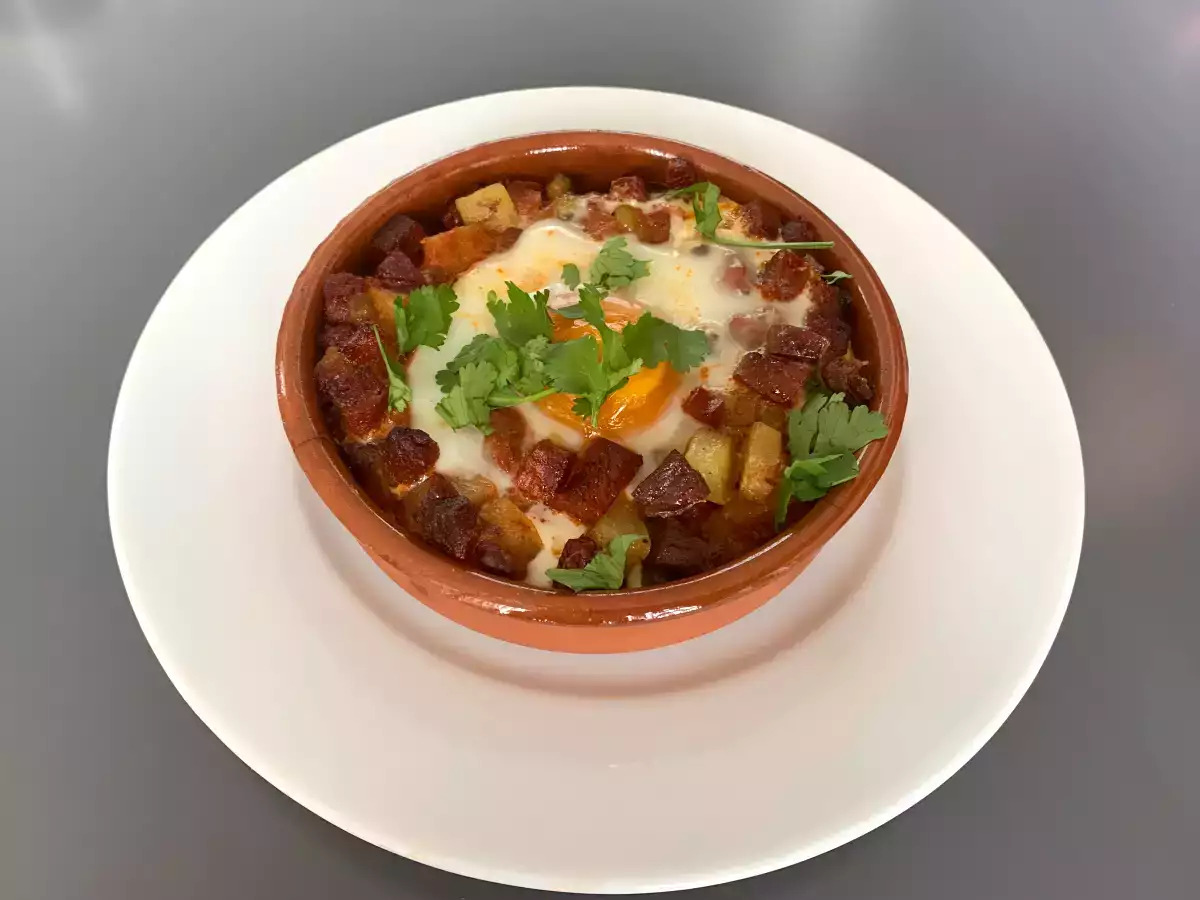 Huevos a la flamenca con patatas y chorizo - foto 2