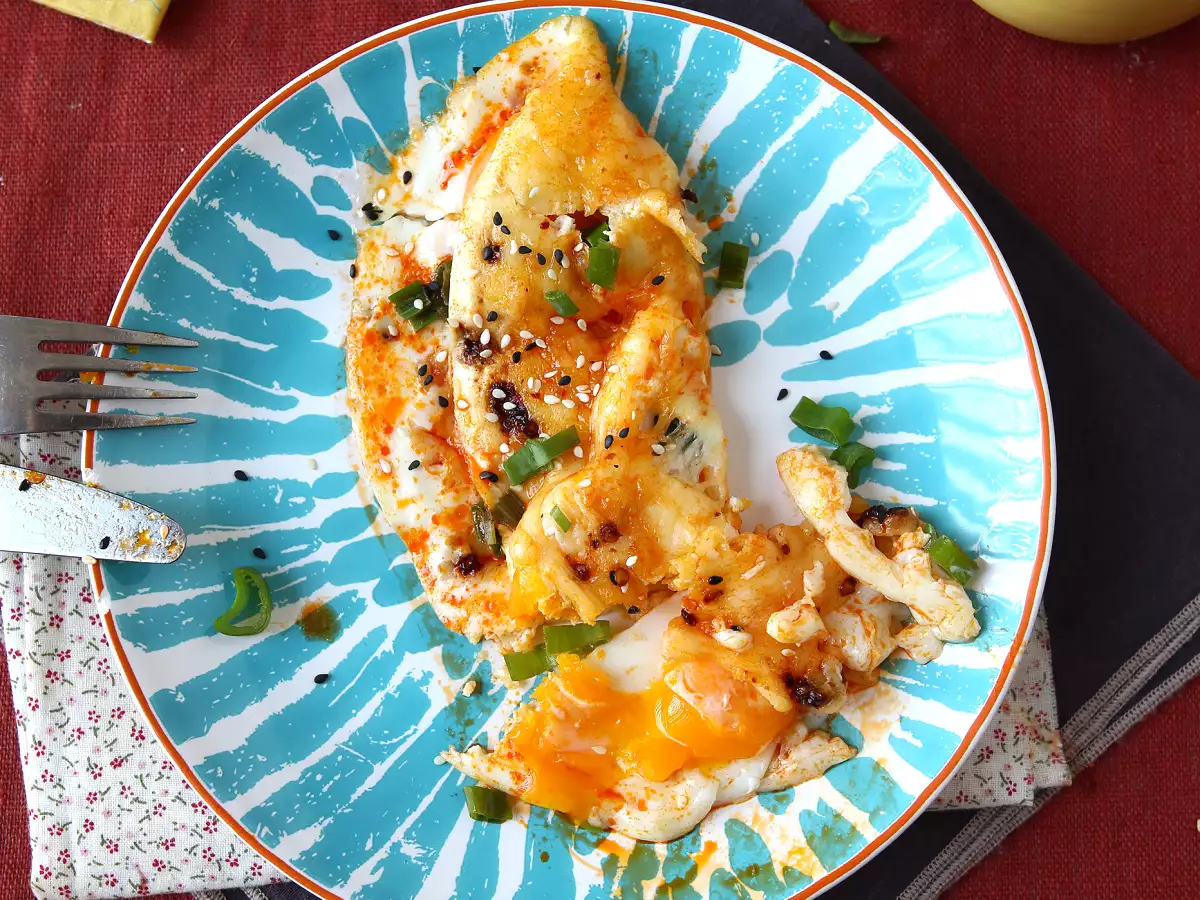 Huevos a la plancha plegados con mozzarella fundida, miel y un toque picante - foto 2