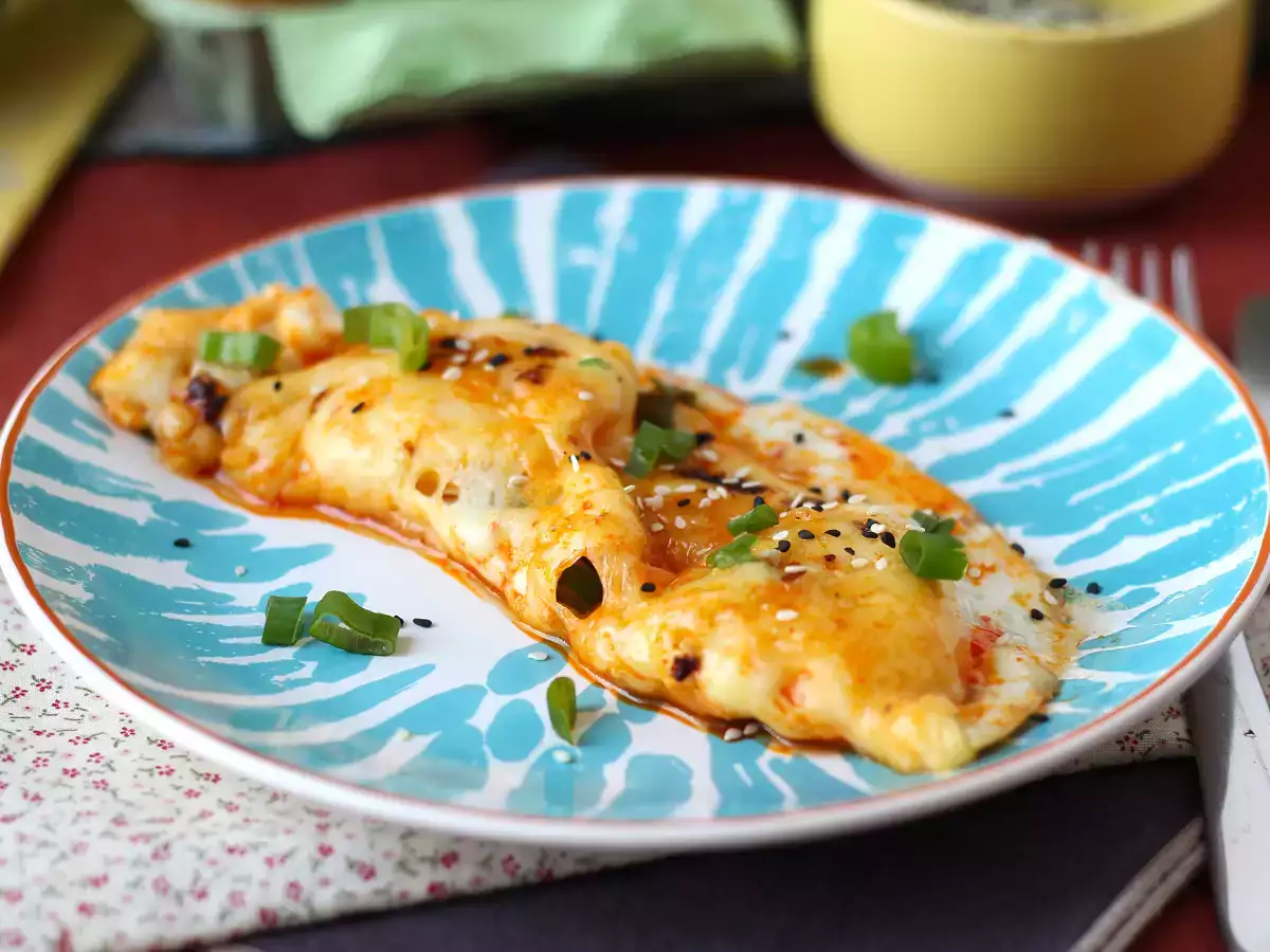 Huevos a la plancha plegados con mozzarella fundida, miel y un toque picante - foto 3