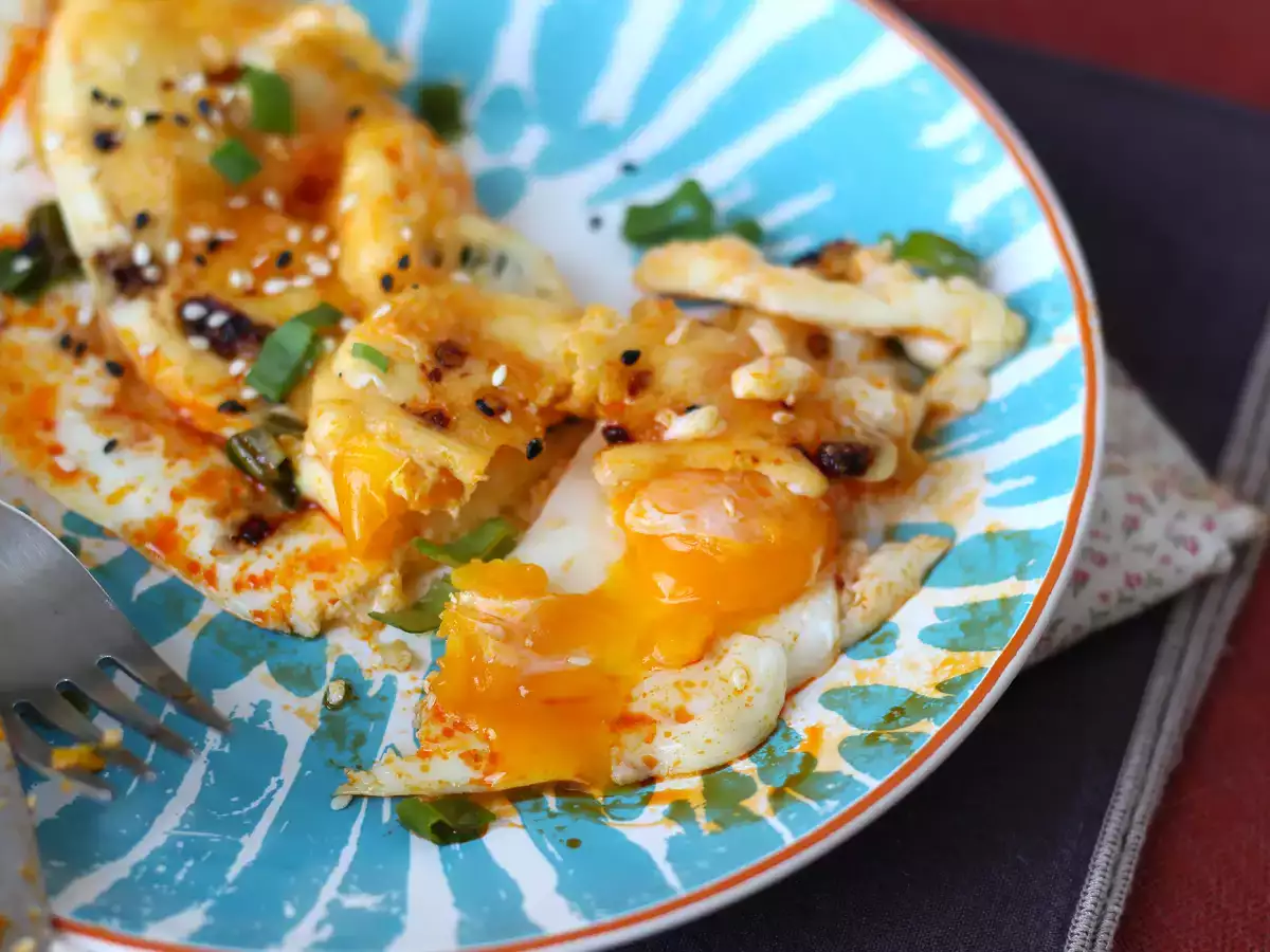 Huevos a la plancha plegados con mozzarella fundida, miel y un toque picante - foto 4