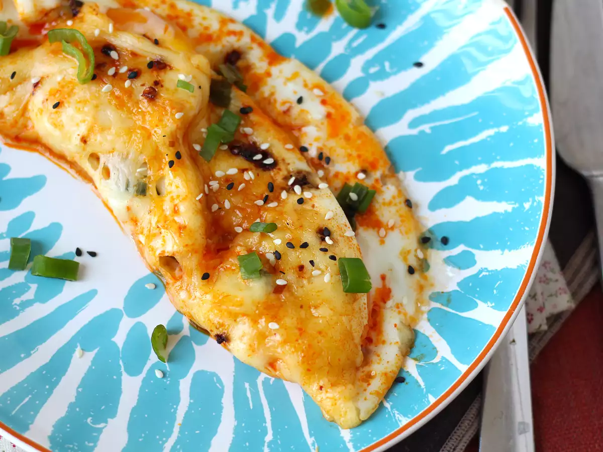 Huevos a la plancha plegados con mozzarella fundida, miel y un toque picante - foto 5