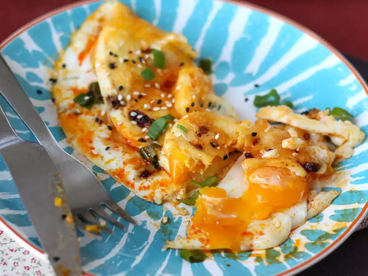 Huevos a la plancha plegados con mozzarella fundida, miel y un toque picante - foto 6