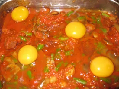Huevos al horno con chorizo
