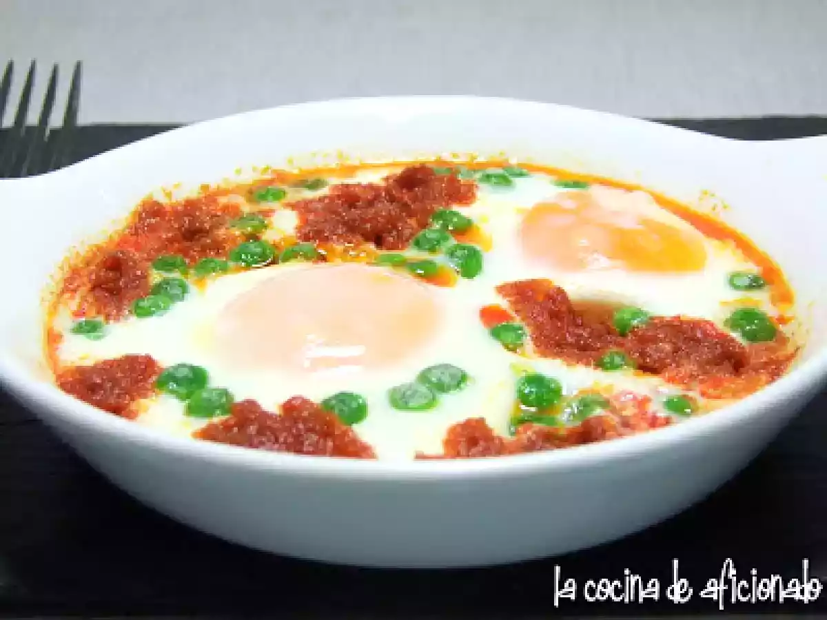 Huevos al plato con guisantes y sobrasada de Santi Santamaría