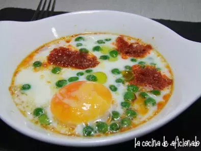 Huevos al plato con guisantes y sobrasada de Santi Santamaría, foto 2