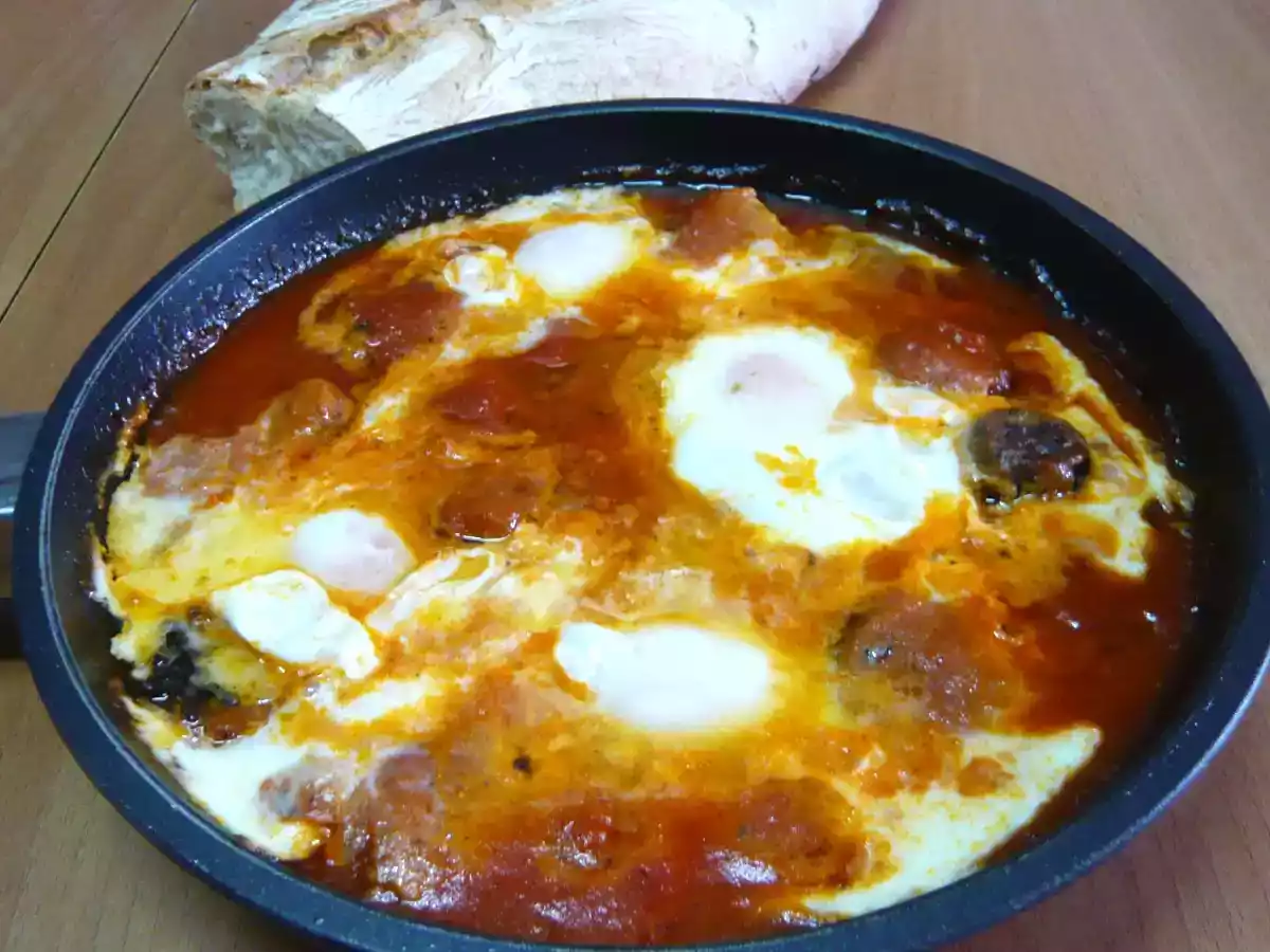 Huevos al plato con morcilla y longaniza