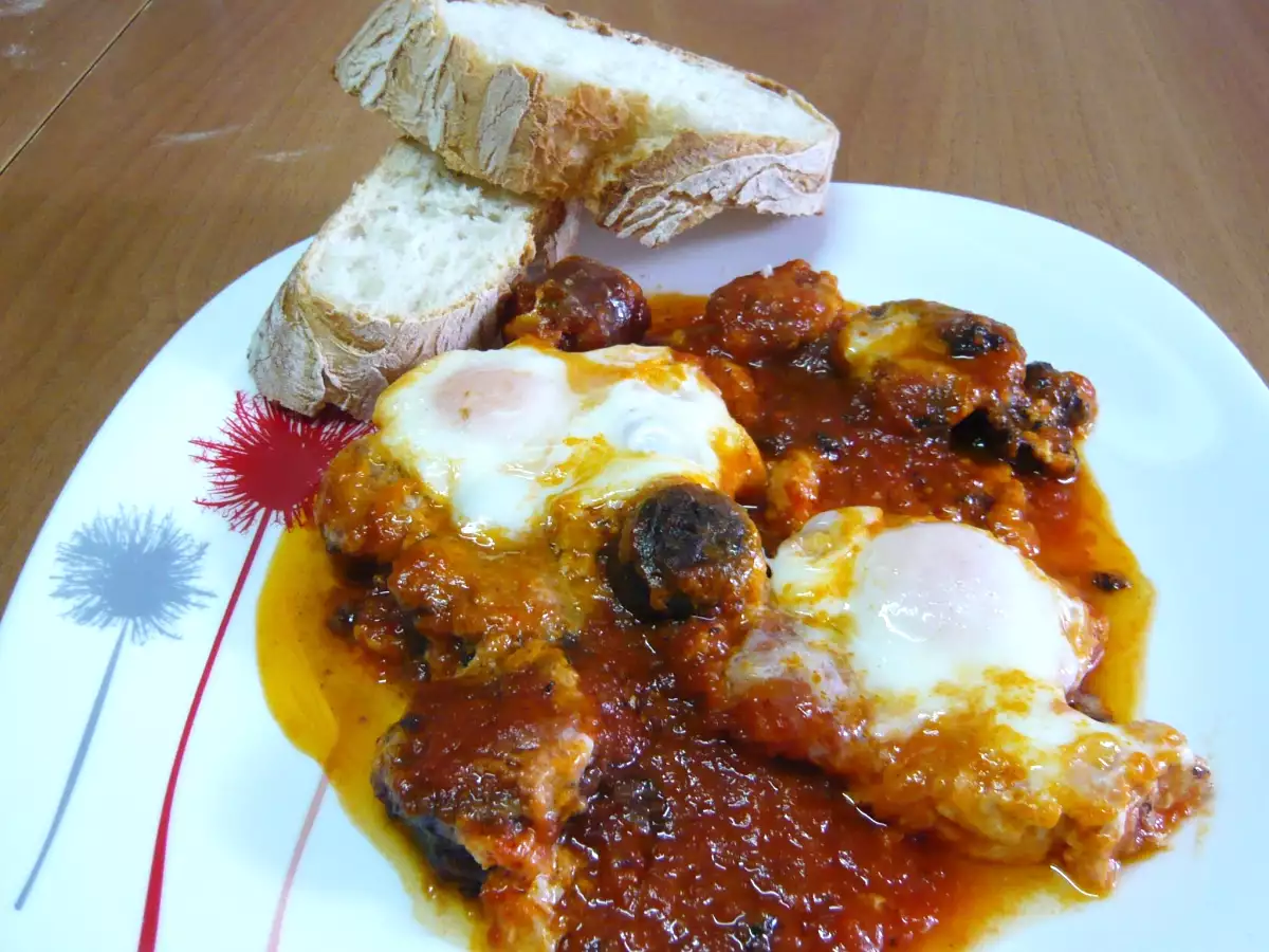 Huevos al plato con morcilla y longaniza - foto 2