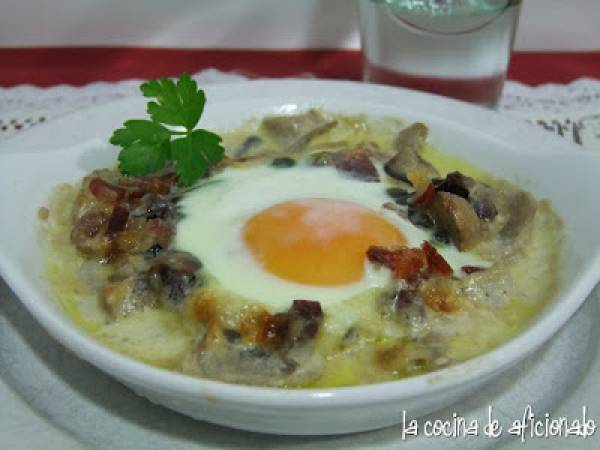 Huevos al plato con salteado de setas