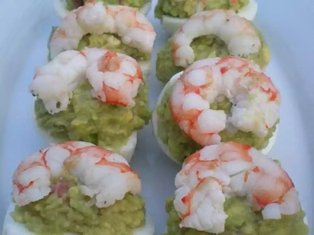 HUEVOS CON GUACAMOLE Y LANGOSTINOS