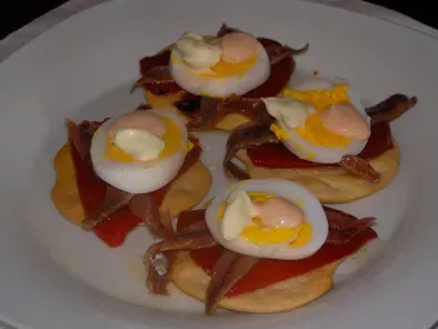 Huevos con pimientos del piquillo y anchoas dos salsa (productos Daveiga)