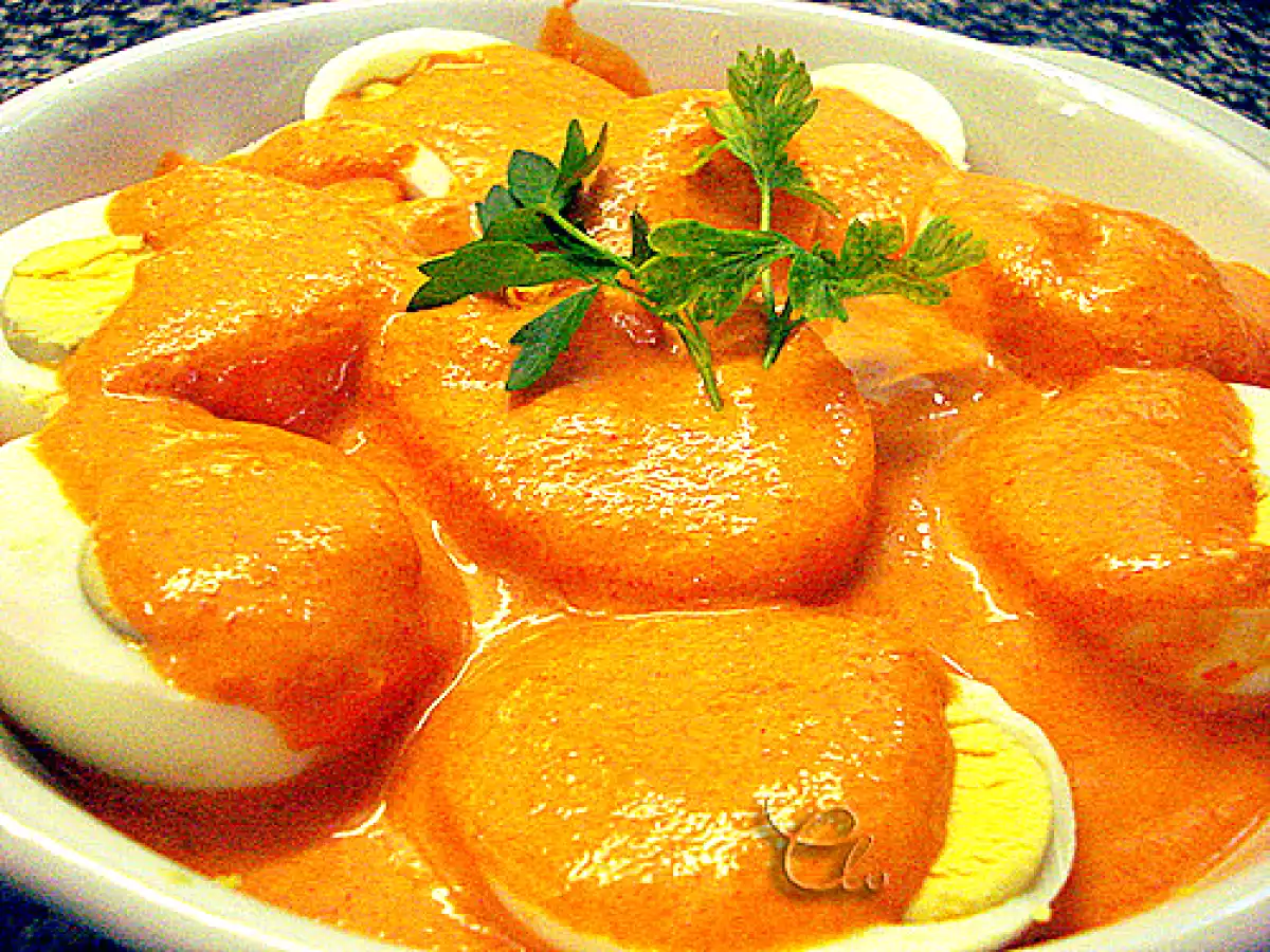 Huevos con salsa de piquillos