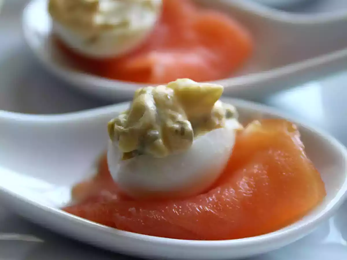 Huevos de codorniz rellenos de salmón