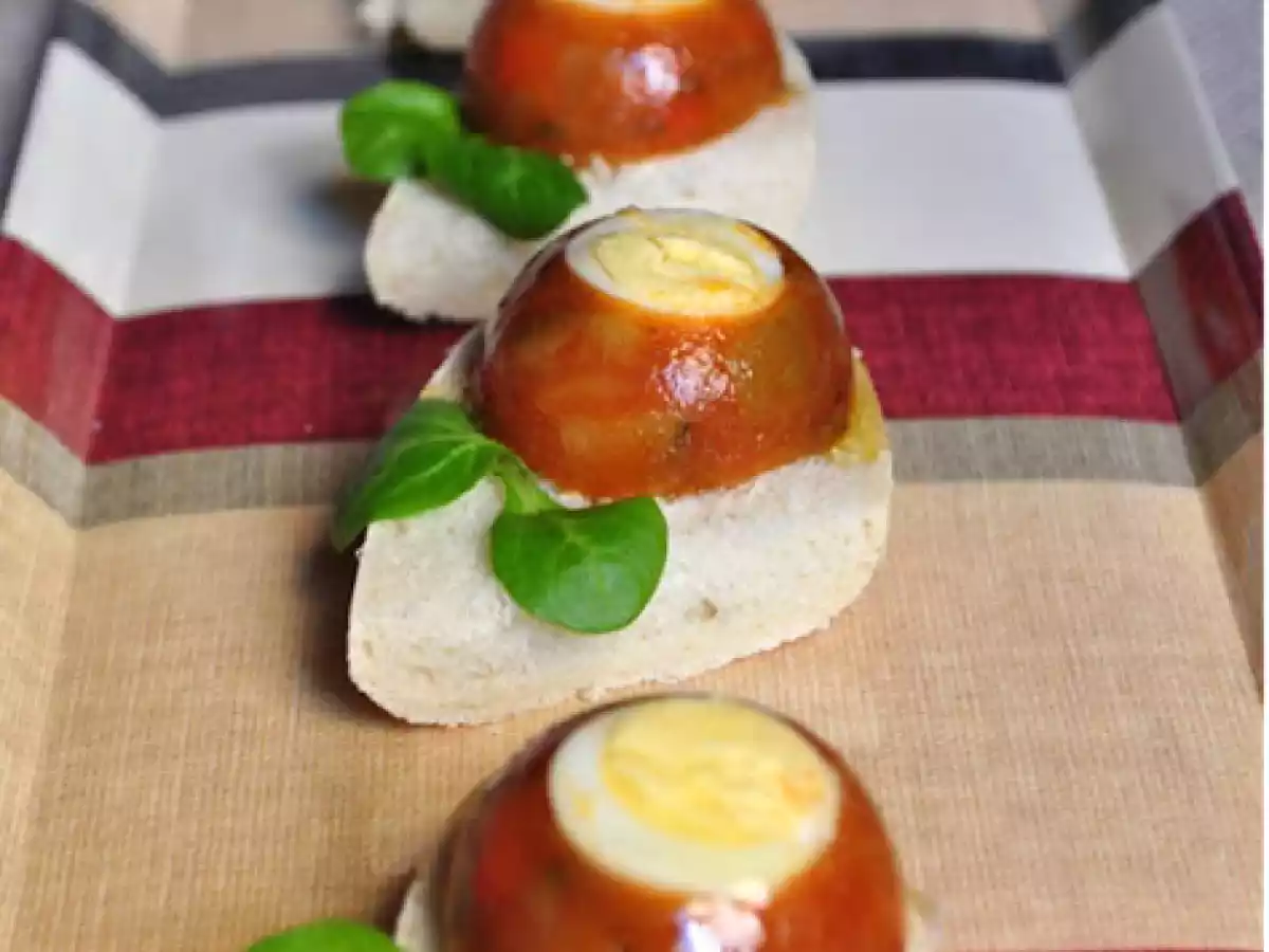 Huevos de codorniz y pisto en gelatina