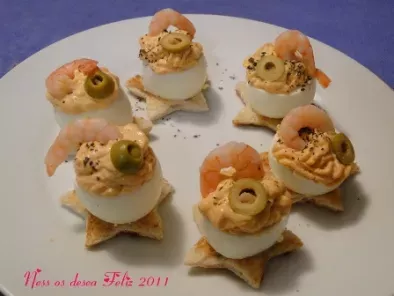 Huevos de fiesta rellenos de paté de salmón