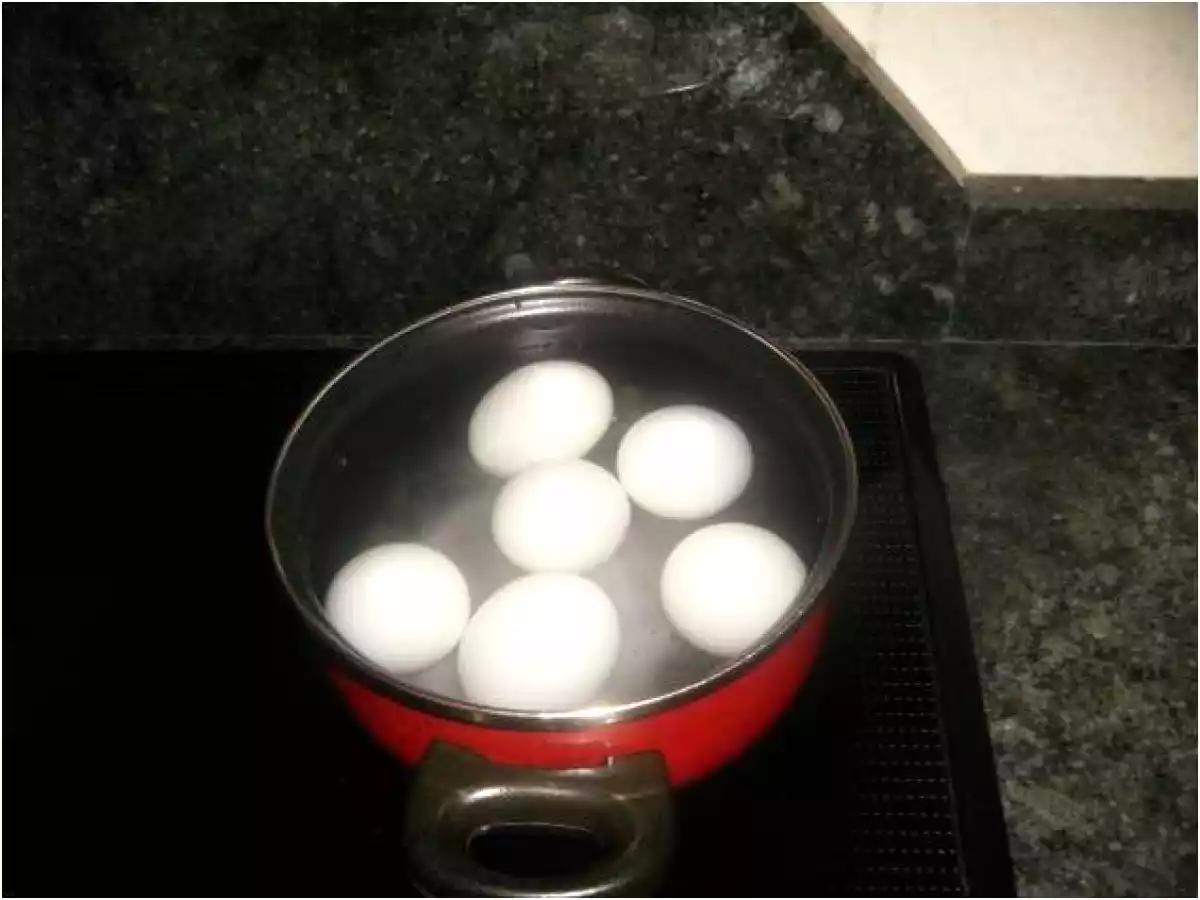 HUEVOS DUROS EN SALSA - foto 2