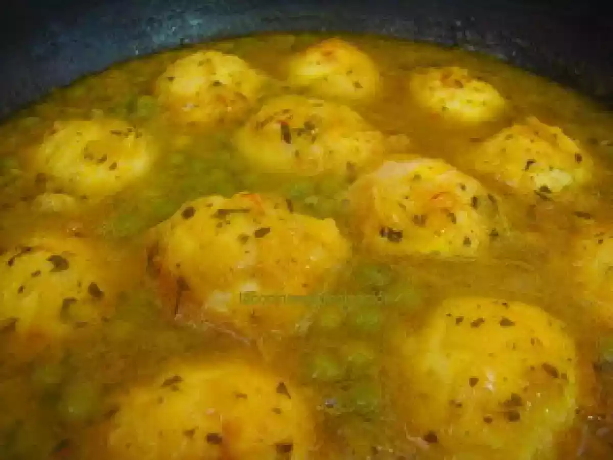 Huevos en salsa de azafrán