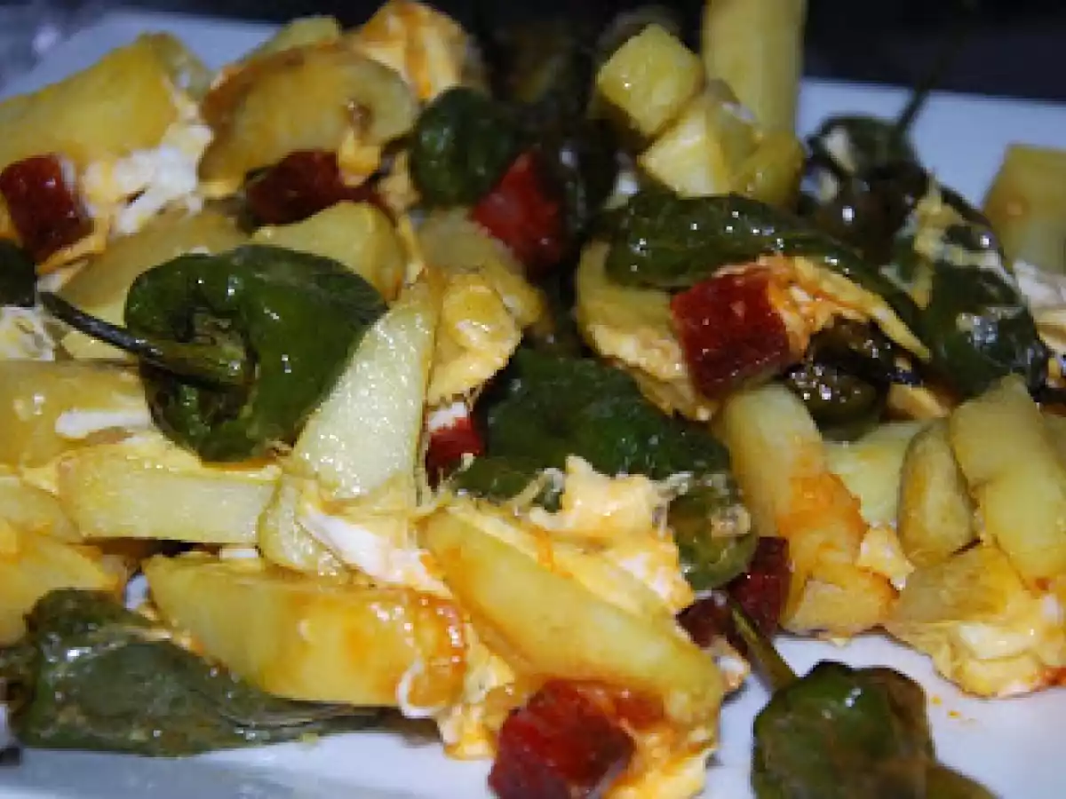 Huevos estrellados con chorizo y pimientos