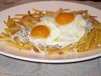 Huevos estrellados en nido de patatas y gulas - foto 4