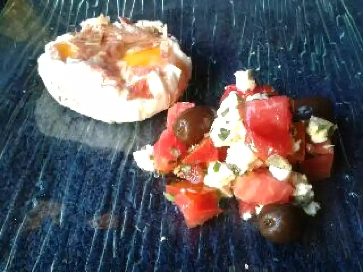 Huevos film de jamón serrano con ensalada de tomate y feta