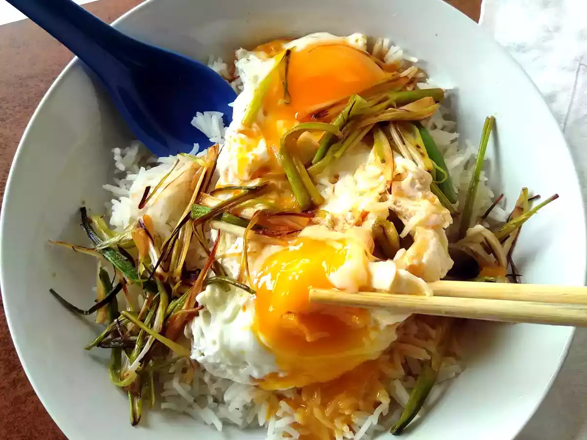 Huevos fritos con ajetes y salsa de soja {Receta Exprés china} - foto 2