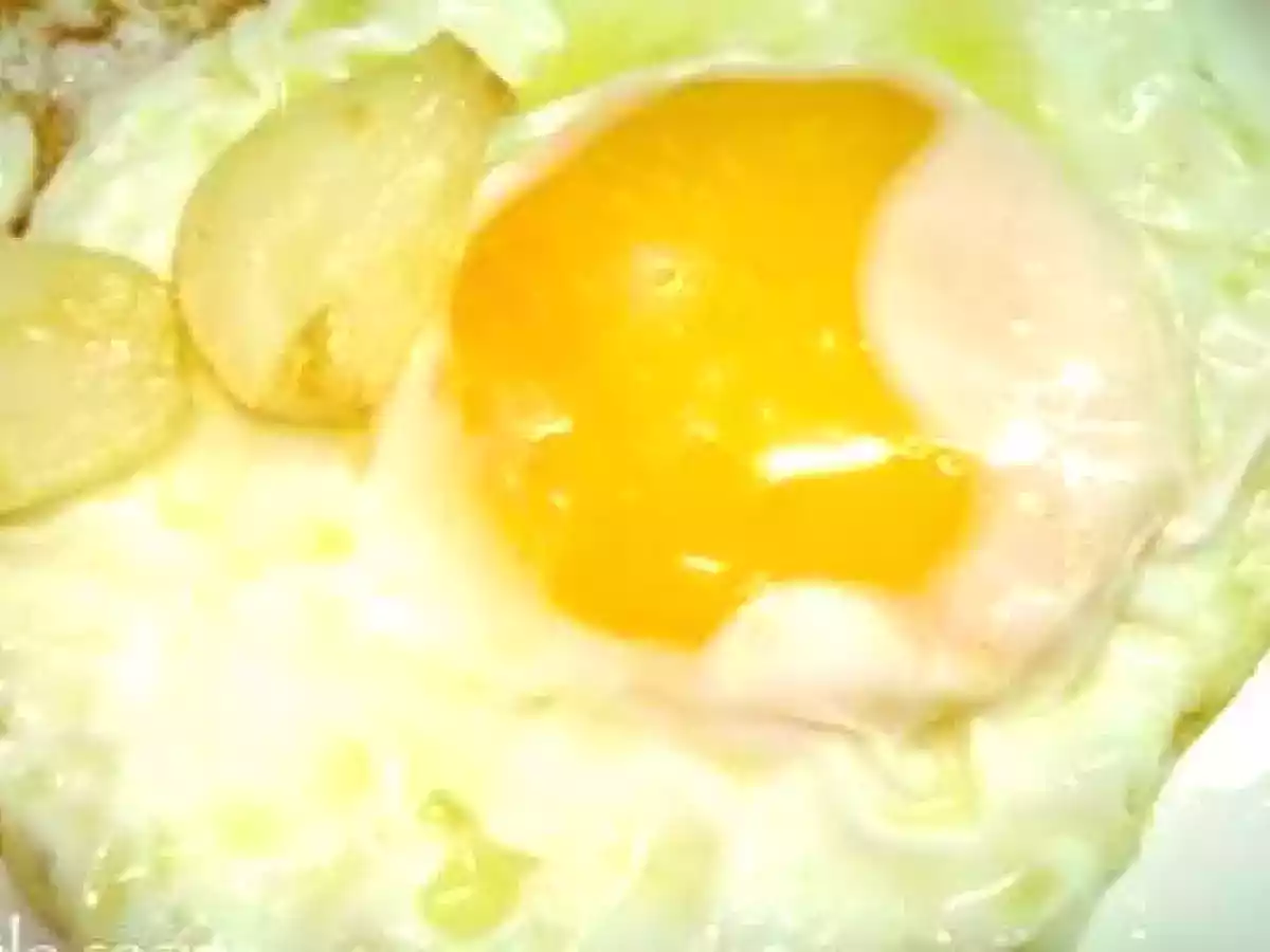 Huevos fritos con ajo confitado